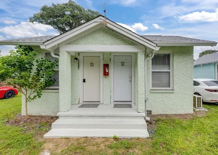 Unit 12 Simple Comfy Tiny Holiday home Pensacola